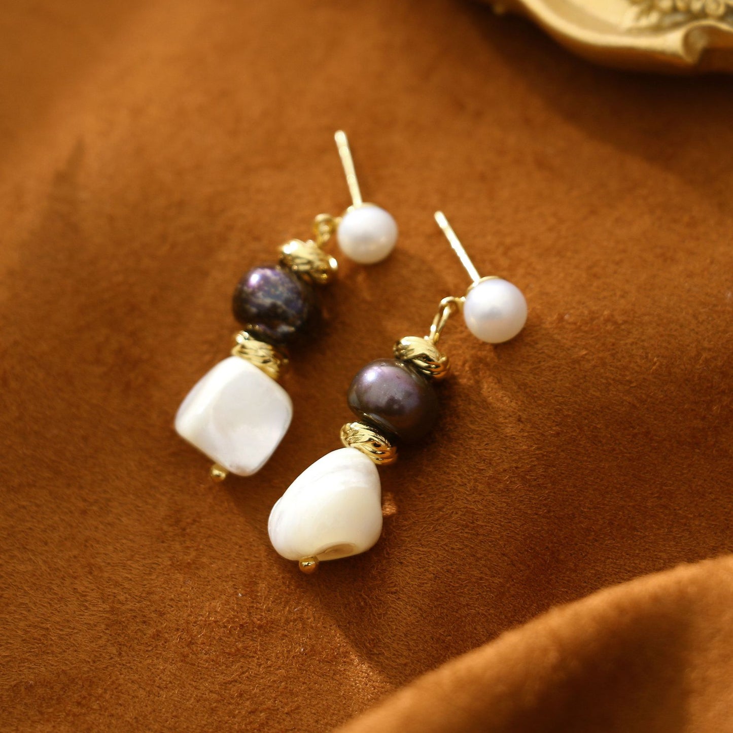 Shell grey pearl earrings