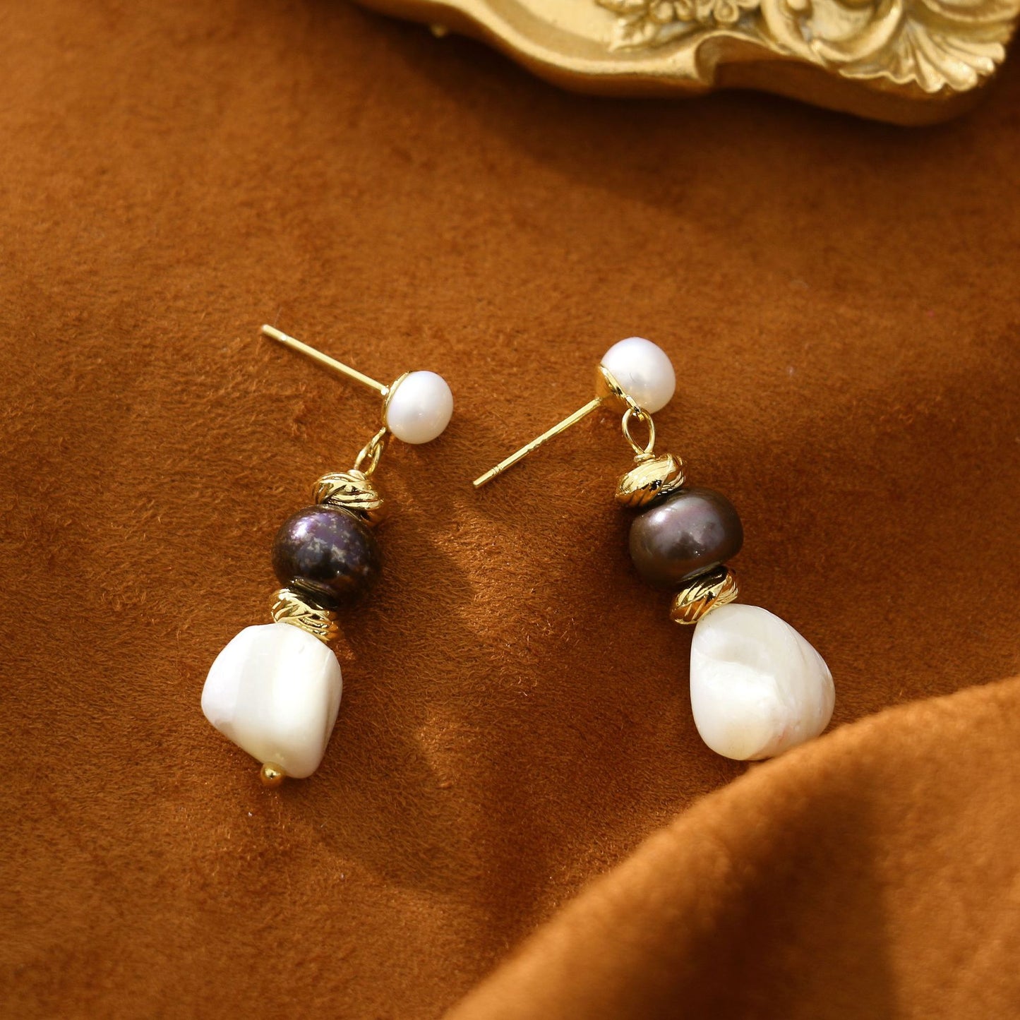 Shell grey pearl earrings